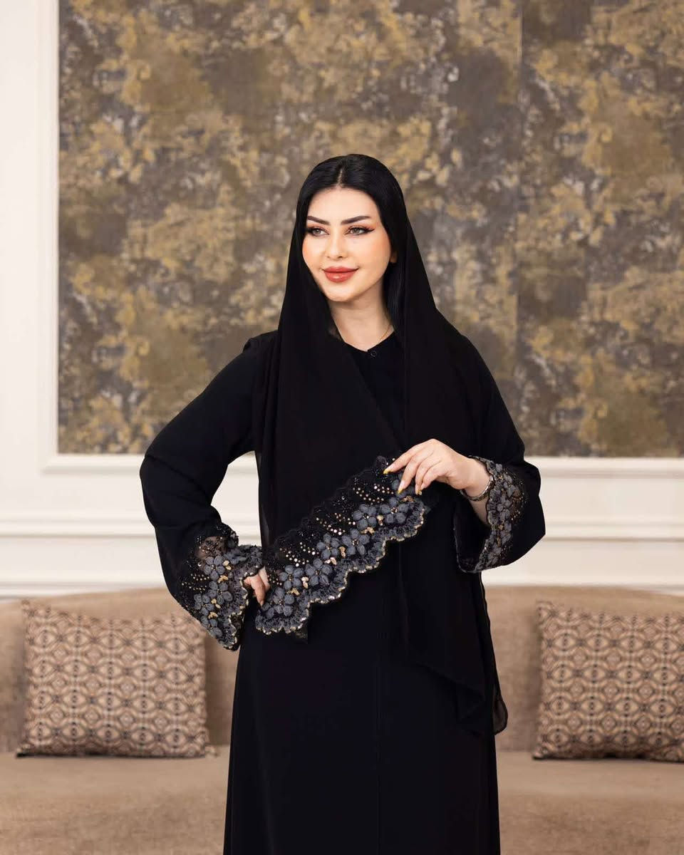 تفاصيل تحچي فخامة… وشغل يدوي يسرق العين ✨
موديل مطرز بالكامل بنقشات ناعمة ولمسات خرز وستراس راقية،
ويجي وياه شال قماش جرجيت لمسة الحرير حتى يكمل الأناقة بكل تفاصيلها 🤍

خفيف بالفصل، فخم باللبس، ويعطي هيبة ناعمة بكل طلّة 🌸
متوفر بقياسات تناسب مختلف الأوزان ✨

#عبايات_راقية #ملابس #اكسبلور #عبايات #ستايل
مجمّع جنات 
شارع الشطري


**إذا كنت صاحب هذا الإعلان وتريد حذفه لأي سبب، رجاءا أرسل رسالة إلى الدعم الفني**