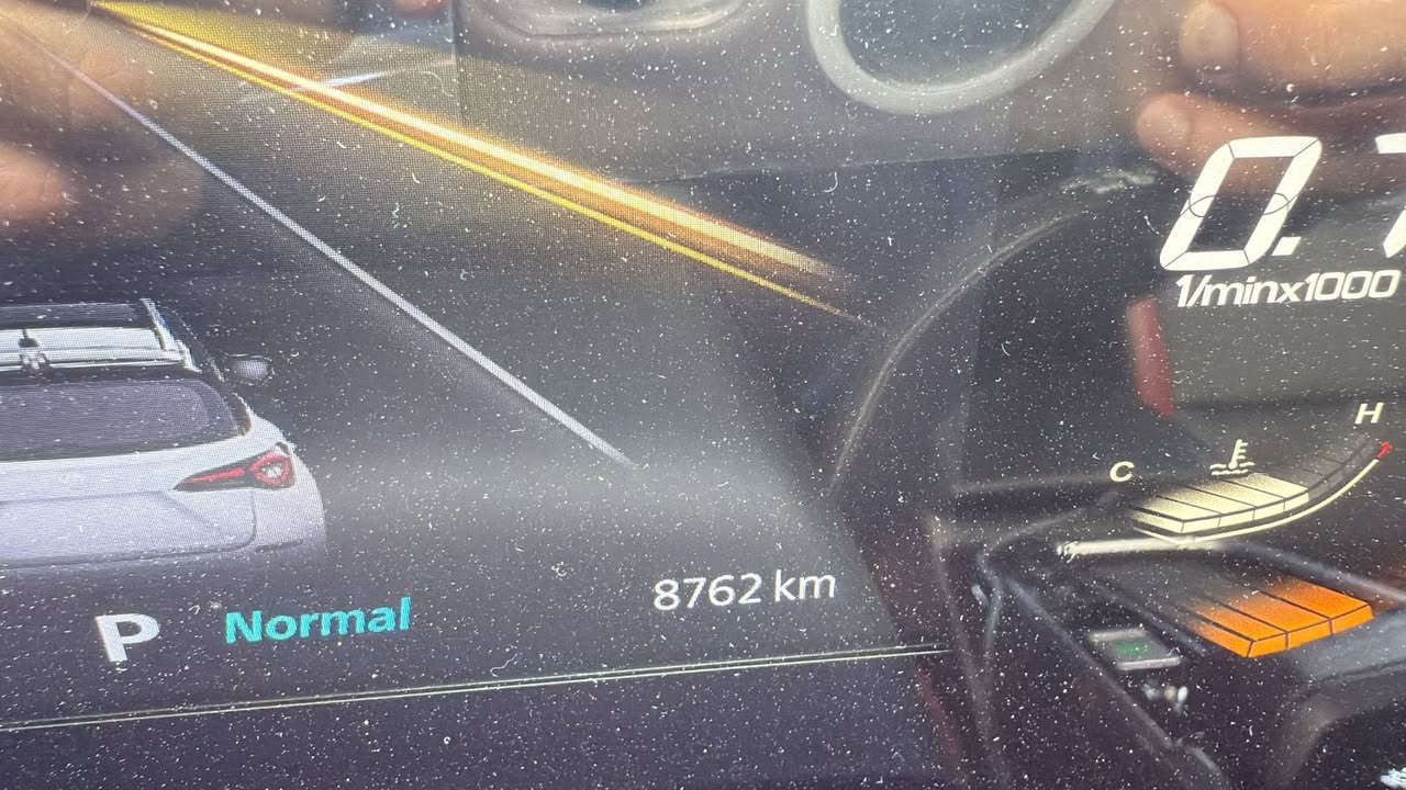 السلام عليكم mg one فول مواصفات أعلى فئه موديل 2024 رقم بغداد مكفولة كفالة عامة بيها ضمان 6 سنوات أو 200 ألف كيلو وبيها سنتين صيانة مجانية ماشية 8 الآف ومكان السيارة بغداد للأستفسار (***********)والسعر 26 مليون وبيها مجال قليل ومكان السيارة زيونة شارع الربيعي
