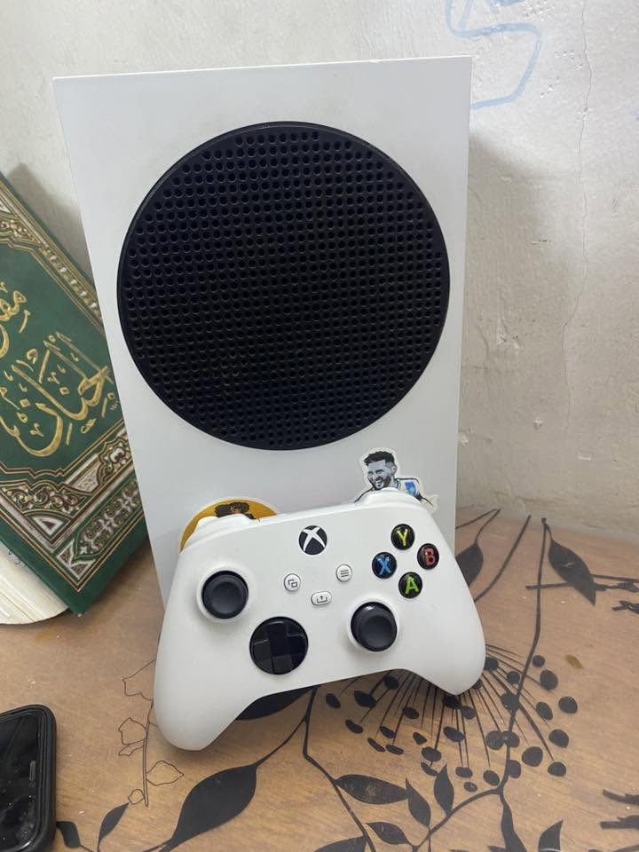 سلام عليكم 
سيريس اس للبيع استخدام  قليل لوك ستيكر  ما مفتوح يجي اشتراك جيم باس شهرين وردد ٢ وبيس ٢١ وفورزا هورايزن ٦ واساسن ميراج ويجي ماوس وكيبورد  ميكانيكي بلو سويج بسعر ٣٧٠ الف قفل  يوجد توصيل جميع المحفظات 
للاستفسار اكثر خاص ***********

