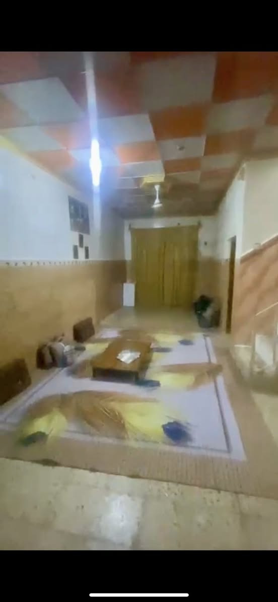 السلام عليكم بيت في الأمن الداخلي 300 متر 
مقابل اعدادية زينب
يتكون من طارمة وحديقة ومطبخ وغرفتين وديوان
والطابق الثاني غرفة كبيرة وحمامات
المنطقة غنية عن التعريف مكان ممتاز جميع الخدمات متوفرة بيه
للاستفسار ابو البيت نفسه ***********
***********
