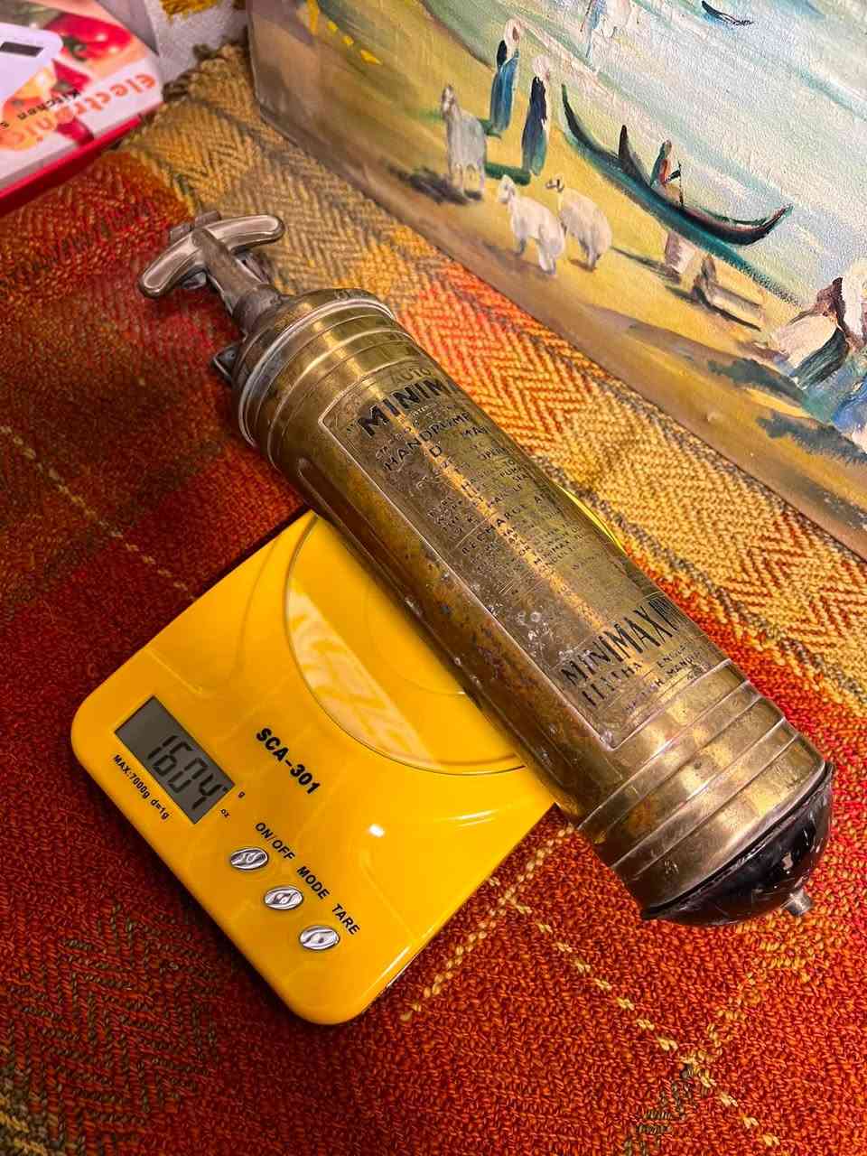 طفاية حريق نحاس انكليزي سنة 1961 قديمة
نظافة 100% القياس 37 سم 
الوزن 1604 كيلو 
واتساب ***********
