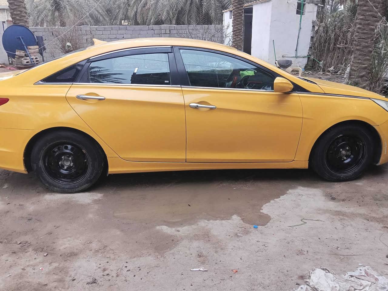 السلام عليكم سيارة سوناتا موديل 2011 محرك 2400 تبريد شغال سيارة نضيفه من كل النواحي أرقامها الانگليزية طالعه صاحب السيارة يريد مداور دوشمه جديده السعر 98 وبيها مجال بسيط للاستفسار الاتصال على رقم ***********
