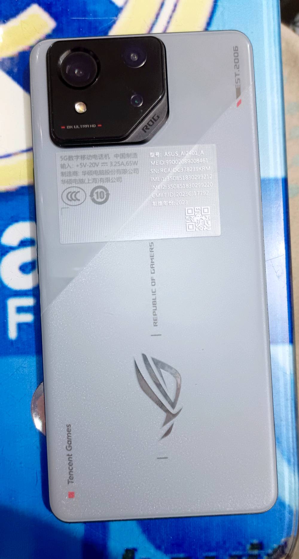 السلام عليكم شباب، متوفر للبيع هاتف Asus ROG Phone 8🔥

 الجهاز غني عن التعريف، أقوى جهاز للالعاب وبحالة ممتازة جداً🔥

المواصفات الأساسية للجهاز:

المعالج: Snapdragon 8 Gen 3 معالج خارق بتردد 3.3GH ومزود بمعالج رسوميات Adreno 750  (يشغل أقوى الألعاب بأعلى دقة وسلاسة 120 فريم وبدون أي لاك)🔥

الذاكرة العشوائية (RAM): 16GB (أداء سريع جداً بالتنقل بين التطبيقات والالعاب الثقيلة)🔥

ذاكرة التخزين: 256GB🔥

الشاشة: AMOLED بتردد 165Hz بصمة مدمجه بلشاشه + بصمه وجة (سلاسة خيالية واستجابة سريعة جداً باللعب)🔥

النظام: أندرويد 14 (أحدث إصدار)🔥

البطارية: 5500mAh 65 wوتدعم الشحن اللاسلكي السريع🔥

الصوت: سماعات ستيريو محيطية مجسمة ونقية جداً🔥
الكامرة : فويه جدا تصوير 8k ٣٠ فريم وال4K ٦٠ فريم 🔥

ملحقات ونظافة الجهاز:

الجهاز نظيف جداً وأخو الجديد (مثل ما موضح بصورة النظام)🔥

[ويا كارتونته والشاحن الاصلي ].

السعر: [ قيم بما يرضي الله ] (اني العام اشتريته بمليون و ٤٠٠).
المكان: بغداد / [ حي الجهاد/ حي الاساتذه].

المتواجدين والشراية الي يعرفون قيمة هذا الوحش، الي يحب يستفسر يراسلني خاص أو يتصل على الرقم: [ ***********
*********** ].
متوفر واتساب أيضا
شنو السعة بالضبط: 12/256 لو 16/512 لو غيرها؟: 
256/16
الجهاز شكد مستخدم وهل بيه أي خدوش أو عيوب غير اللي باين بالصور؟: 
مابي اي شخط جدا نضيف
منوهو الموقع مالتك وين بالضبط حتى نرتب الاستلام، وتوفر توصيل لو بس يد بيد؟: 
مكاني بغداد حي الجهاد حي الاساتذه 
هل الجهاز مفتوح/مكفول بالكامل لو بيه صيانة أو تبديل قطع من قبل؟: 
ابد ممفتوح مكفول
السعر النهائي شكد؟ وشنو مجال المراوس إذا أكو؟: 
قيم بما يرضي الله 1000000