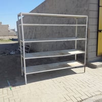 يوجد ٢  رف الارتفاع متر و ٨٥  والعرض ٥٠ خمسة طوابق والاخر الرجلين متر ...