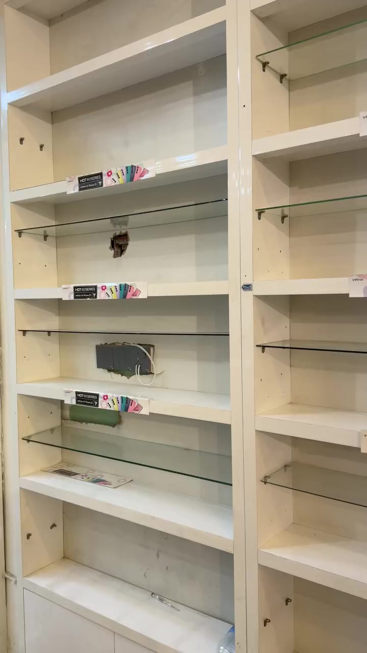 فاترينات للبيع العدد ٦ نضيفات جدد شغل درجة اولى للتواصل *********** شلع ابيعهن
