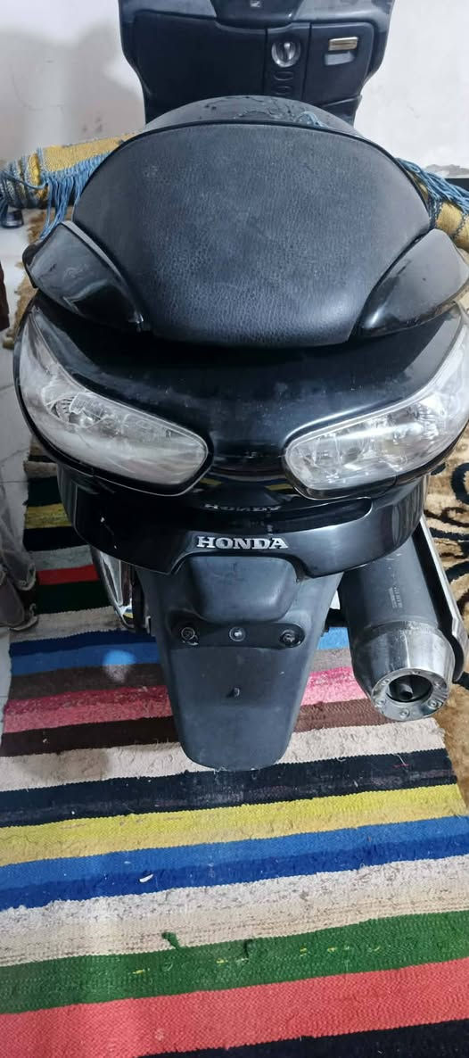 السلام عليكم ملاحظة مكلف بلنشر رقم صاحب الدراجه اسفل المنشور 
دراجه هوندا فورزه 08عميه بلاد 
مكينه لا تنقيص لا تبخير شلعه معدل خير من الله بيها نواقص بصيطه جدآٓ
والنضافه مثل ما موضح كدامك 
دراجه منزلها رمبه على ايدي صار اقل السنه 
عنواني بغداد ناحية الوحدة قرب مدينة بسماية 📌📌
للاستفسار الاتصال على الرقم ‏‪***********‬‏
