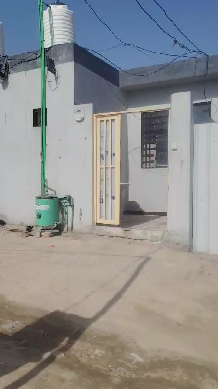 السلام عليكم
بيت للبيع مساحه ٧٠ متر مع الحديقه ٩٠ متر ركن بناء جديد نضافه ١٠٠ ٪السقف صب والاساس صب سقوف ثانويه وسيراميك 
غرفه وصاله ومطبخ وحمام وتواليت 
جاهزه كهراباء وماء ع اخر حبايه مع سبلت 2طن شارع المطار القديم قرب اسواق عسوله شارع محطه المطار وصدليه صفاء عبد الرضا 
للتواصل الاتصال على الرقم *********** أو مراسلة الصفحه واتساب متوفر مكتب الياسري للعقار
