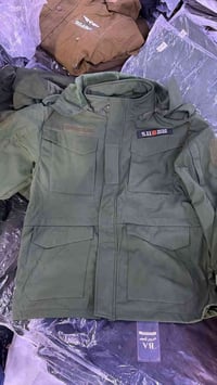 قميص زيتوني • أربع جيوب • توصيل مجاني