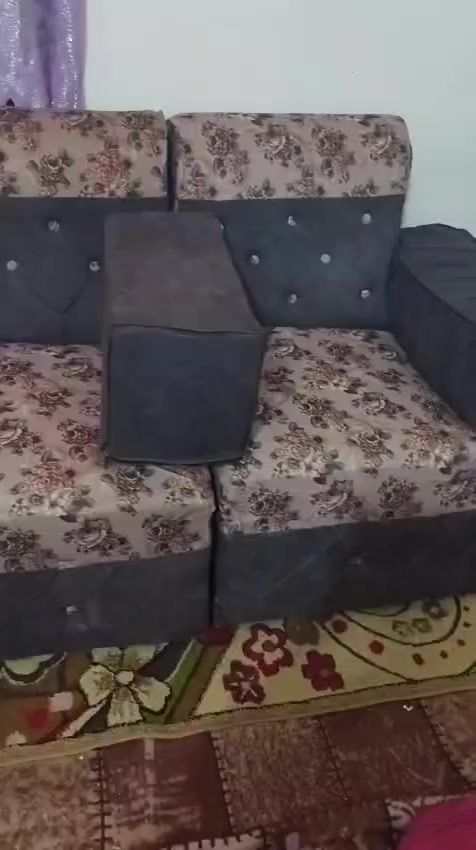 السلام عليكم ديوان مستعمل  قليل  12 مقاعد  11 متر  السعر 180 وبيه مجال المكان كربلاء الحر  رقم *********** واتساب
