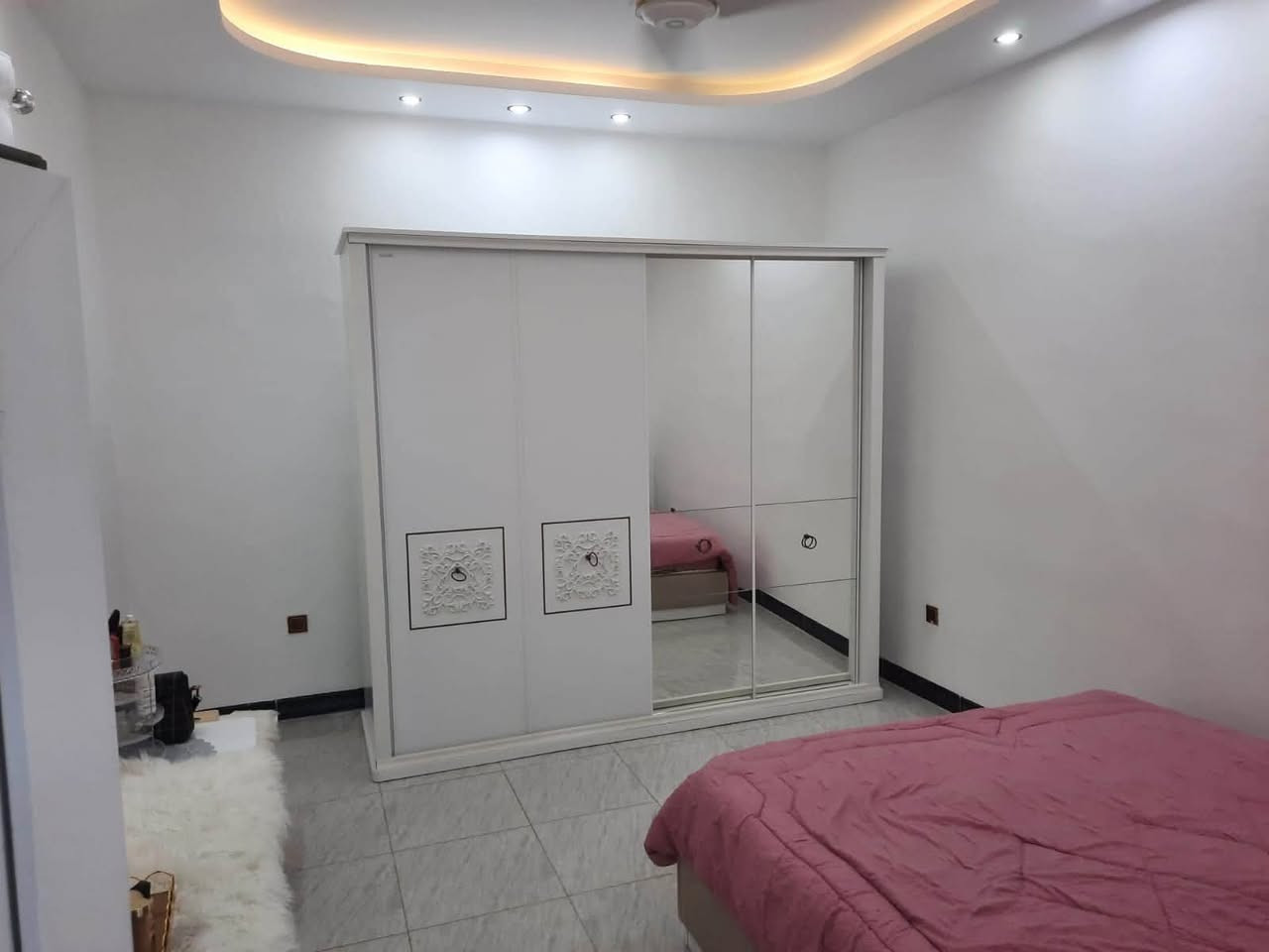 بيت للبيع - خانقين- اوباره

✨ فرصة مميزة لامتلاك بيت جاهز للسكن 

📍 الموقع: أوباره – قرب اتصالات كورك
📐 المساحة: 130 م²
🏠 طابقين

الطابق الأرضي:

* هول
* صالة واسعة
* مطبخ
* غرفة نوم
* مجمع صحيات

الطابق الثاني:

* غرفة كبيرة (6×5 م)
* هول
* مجمع صحيات

🚗 كراج بمساحة 6×5 م

✅ إنارة مخفية (جبسن بورد)
✅ أرضيات سيراميك فاخرة
✅ جاهز للسكن مباشرة

📞 للتواصل والاستفسار

***********
