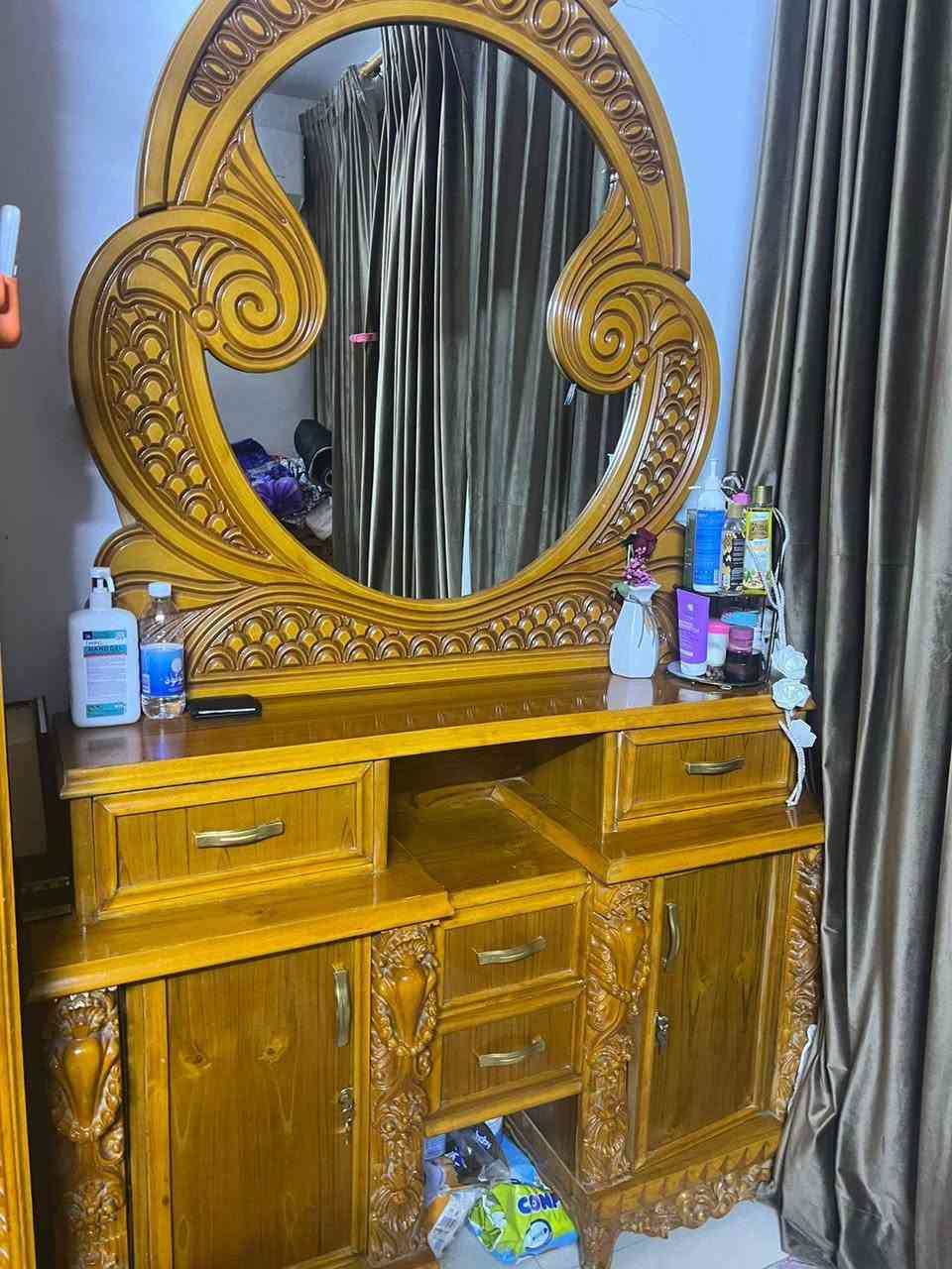 ميز تواليت خشب زان اصلي
حديث 
سعره 100 ***********
العنوان بغداد م الصدر
