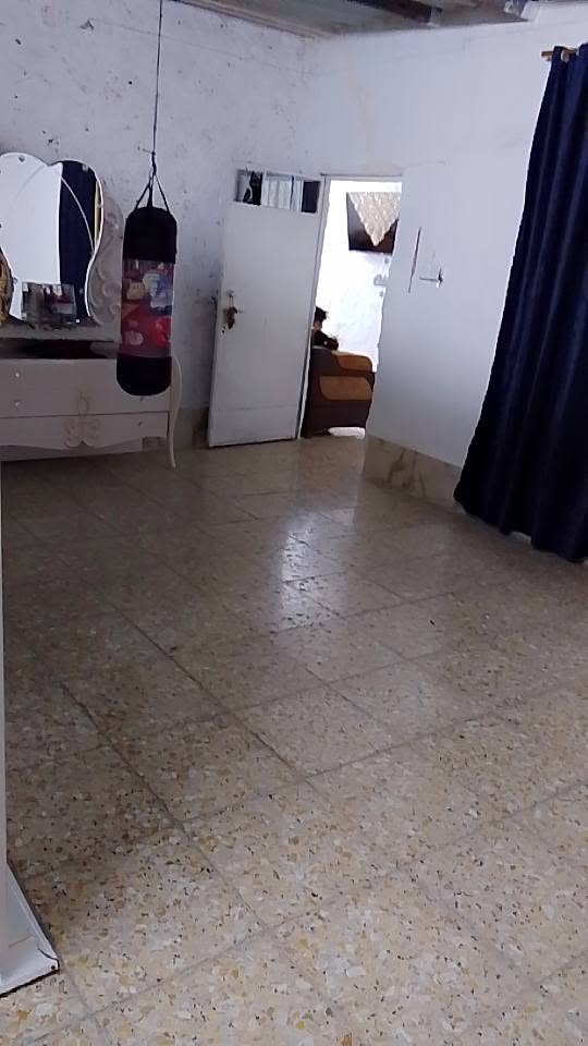 بيت للبيع المشتل قرب المركز التمويني المساحه 150 متر
يحتوي على غرفه وستقبال ومطبخ وملحقات وحديقه وترك ***********

