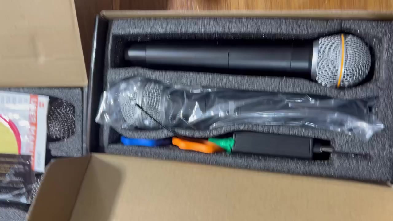 نظام ميكروفون لاسلكي محمول، ويتكون عادةً من ميكروفونات (مرسلات) ووحدة استقبال لتوصيلها بمكبرات الصوت أو أجهزة التسجيل. 
المكونات: يتضمن هذا النظام عادةً ميكروفونين يدويين ومستقبل صغير وبطاريات. 
الاستخدام: يُستخدم في التقديم، العروض الحية، أو تسجيل الصوت بدون قيود الكابلات. 
التقنية: يعمل الميكروفون كجهاز إرسال يرسل إشارات صوتية عبر موجات الراديو إلى المستقبل.


**إذا كنت صاحب هذا الإعلان وتريد حذفه لأي سبب، رجاءا أرسل رسالة إلى الدعم الفني**