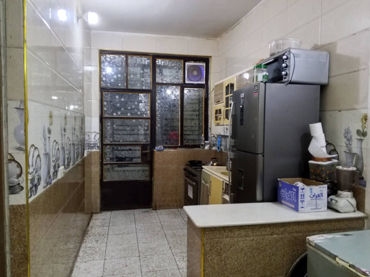 السلام عليكم ورحمة دار للبيع المساحه 125 واجهة 6 وربع نزال 20 طابقين البيت 
نوع العقار طابو ملك صرف البيت على تشجير مساحة التشجير 200 متر الطابق الأول كراج و استقبال+مطبخ+ صاله كبيره+حمام وغرفة نوم كبيره + ترك
الطابق الثاني يحتوي على غرف نوم عدد 2 كبيره+ مطبخ+حمام 
الطابق الثالث بيتونه+سطحين 
العنوان العبيدي الرئاسه شارع 20 المربع الذهبي ثالث مربع في شارع 20 قرب شارع ابو محمد الحداد السعر 250 مليون وبيه مجال رقم صاحب البيت ‏‪***********‬‏
