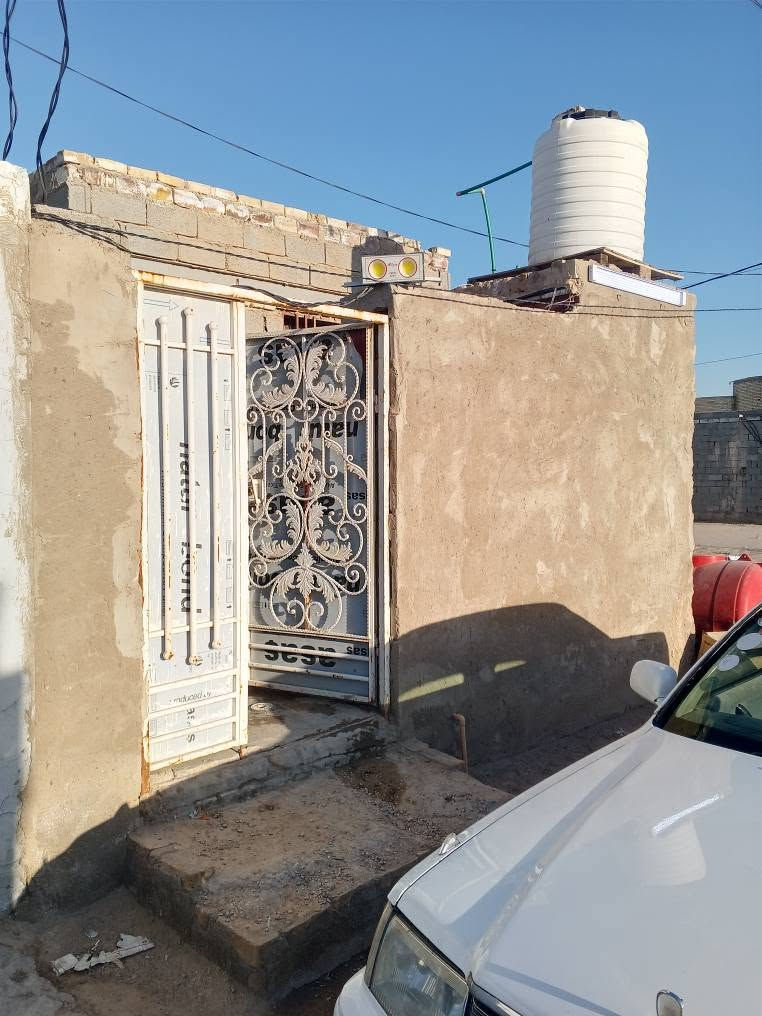السلام عليكم دار للبيع المساحه 100 واجهه خمسه نزال 20 يحتوي على غرفه ومطبخ وصاله واستقبال مايو مجاري وكهرباء كاملات فقط اوزه بس لبخ العنوان نجف شارع كربلاء طريق يا علي عامود 193 المنطقه كامله خدمات ماي وتبليط مدارس مركز صحي وسوق السعر 19 مليون وبي مجال الاستفسار الرقم التالي او المراسله *********** النجف, العراق
