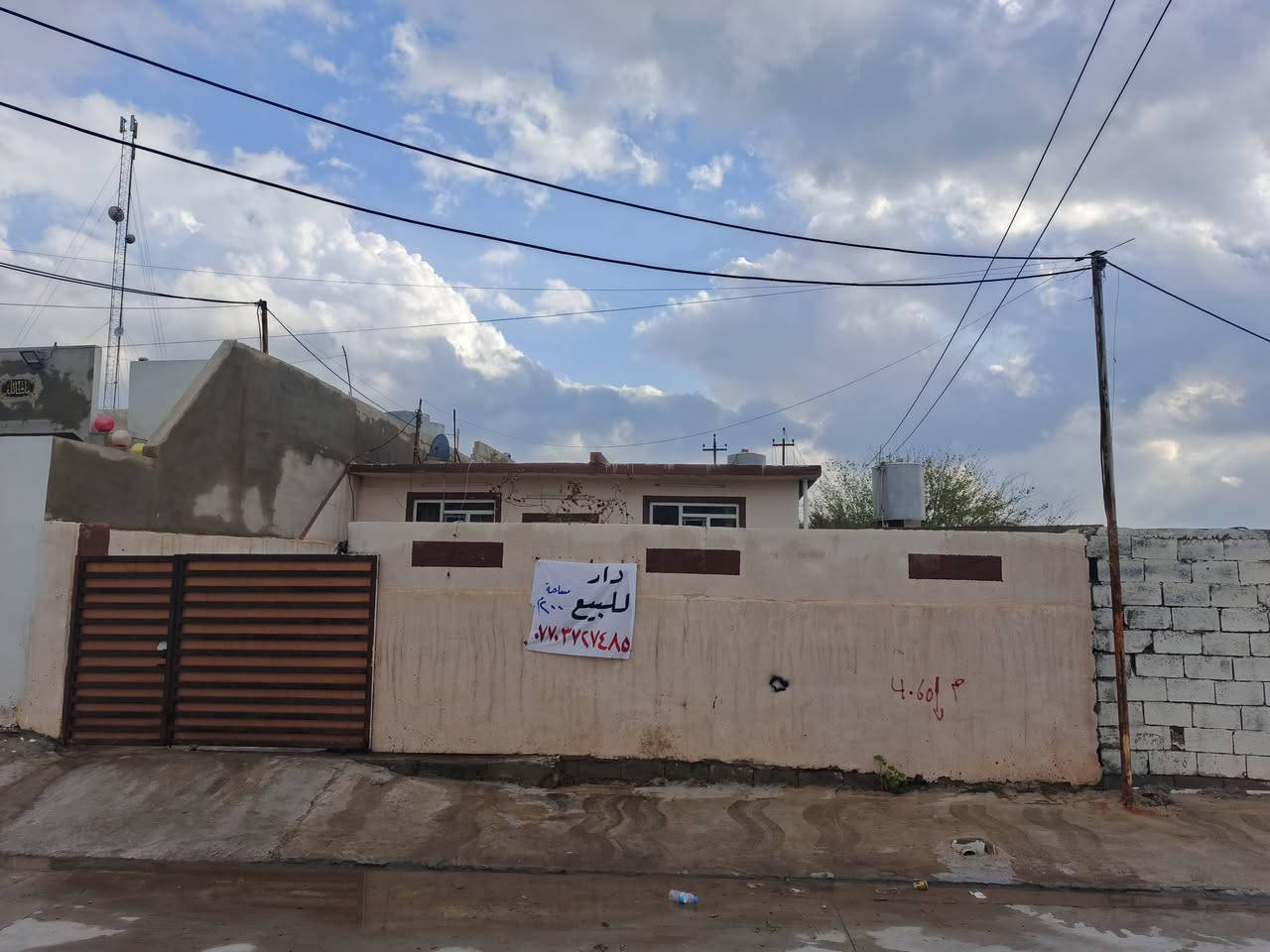 دار للبيع / 200 متر
حي الأسرى مفقودين
قرب ملعب الخماسي 
مسجل بالبلدية / قطاع خامس 
السعر 55 مليون . للاستفسار 
***********
