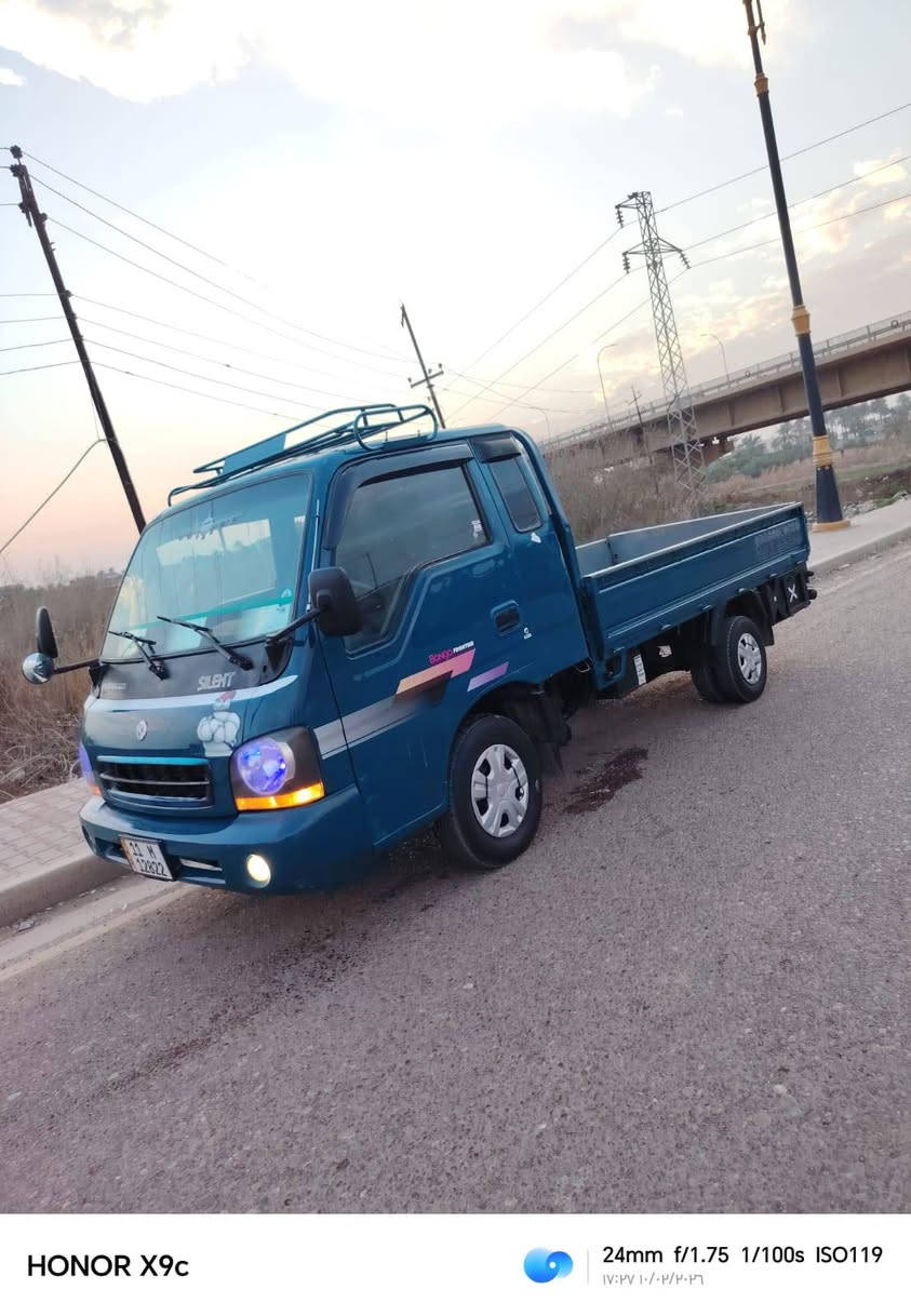 السلام عليكم 
ام عيون 2000 رقم بغداد دولي للبيع 
هزة وفحص وسنوية ورقم جديد بأسمي 
كير ومحرك آكسل شاصي مكفول 
تخم تاير وصدر ومشط وباور ستيرن جديد 
كهربائيات كلها شغالة قمارة قلاب ام الحاكية
قمارة ابلادية فقط الدوسات صبغ
السعر 77
مكاني بلد طريق السيد محمد 
للاستفسار.  ***********
                 ***********
