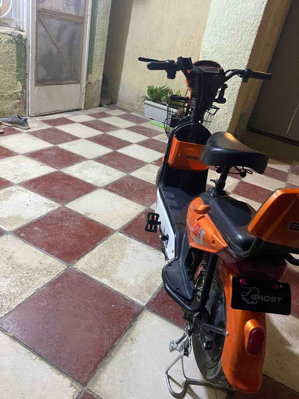 سلام عليكم دراجه شحن للبيع الدراجه امانت الله نضيفه كلش و احله من الصور 
1 استاند مبايل 
2 دبل اسويج و دبل بصمه 
3دبل امامي و دبل خلفي 
4اشاير يمنه يسره شغاله 
5 سرعه الدراجه الحقيقي 70
6 هورن قوي 
7 قفل  خلفي تاير الدراجه 
8 لد امامي و خلفي 
 9 شاحنه الدراجه وياهه 
10 ملف نحاس 
11 عدد البطاريات 4
12 الدراجه كلشي ما مبدل بيهه 
13 الدراجه ما صارلهه شهر من اشتريتهه 
مكان الدراجه حله شارع 80 حي العسكري 
سعر 290 و بيهه مجال حك الجيه 
رقم الهاتف ***********
