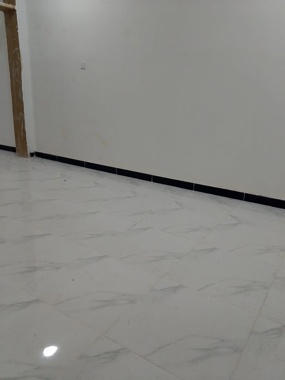 يا الله  اللهم صل على محمد وال محمد
بيت طابقين بناء حديث درجة أولى للبيع السعر 93 مليون بالبكرلي الثالثة قرب جامع سلمان المحمدي ومجمع سنتر البكرلي تبليط ومجاري قرب خط كيات البكرلي موقع ممتاز جدا المساحه 100 متر يحتوي على غرفتين نوم وصاله ومطبخ وهول وصحيات فوك وصحيات جوه داخلية وصحيات خارجية البيت مشدود بي تانكي الماء والكيزر وماطور الماء عالي عن الشارع بناء طابوق السقف صب كونكريت مسلح شبابيك BVC البيت مربوط مجاري المنطقه مرتبه وموقعه حلو جدا سند 25 طابو زراعي تحويل مباشر باسم المشتري للاستفسار ***********
