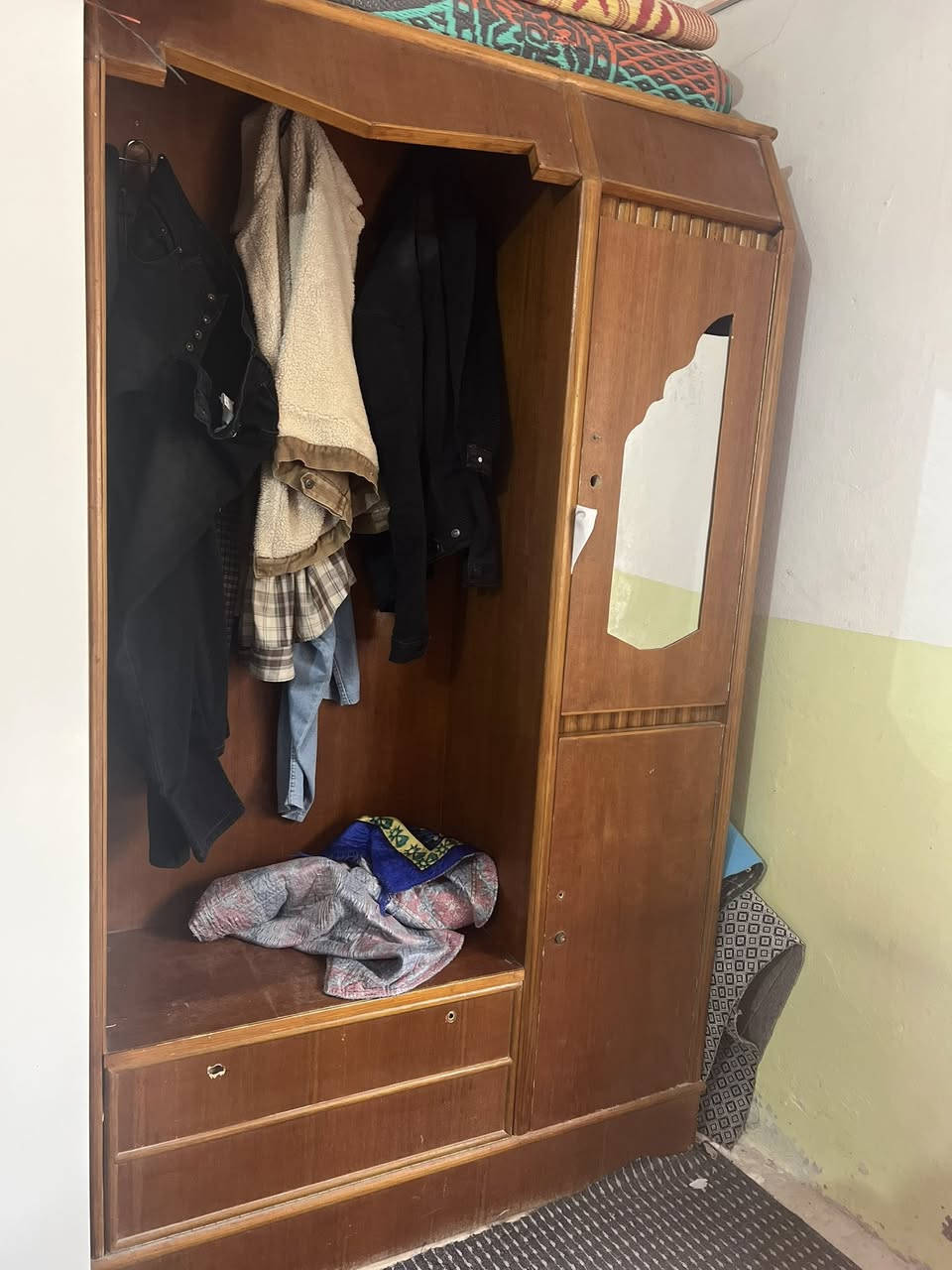 غراض بيت للبيع غرفه نوم كامله ب350وبيه مجال بوفيه جبيره ب50الف بوفيه صغيره ب25 الزاويه 25الف


**إذا كنت صاحب هذا الإعلان وتريد حذفه لأي سبب، رجاءا أرسل رسالة إلى الدعم الفني**