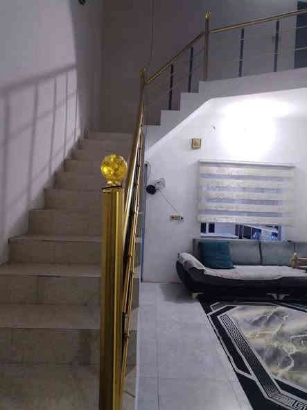 بيت ١٠٠ متر للبيع خدمات فول 
فول سيراميك بناء حديث طابقين
درج داخلي وخارحي
طابق الاول غرفة نوم ومطبخ واستقبال وصحيات
وكراج
طابق الثاني
غرفتين نوم
وصحيات
وبيتونه
العنوان كركوك ١٦ اب الأولى 
السعر ٥٥ مليون وبي مجال
للمزيد اتصل بالرقم
***********
