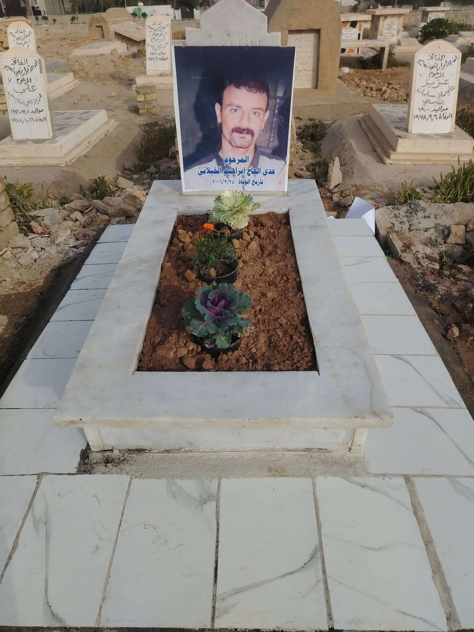 السلام عليكم مستعدون لترميم وبناء القبور في مقبرة الشريف مكتب سيد طه الدفان الدفان بعقوبه مقبره الشريف *********** وتساب
