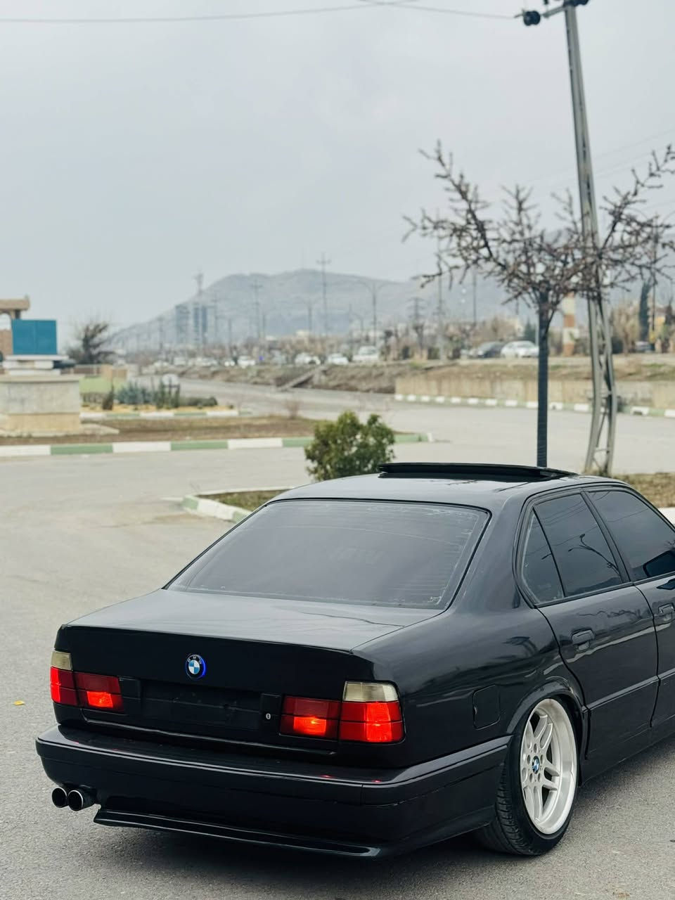 Bmw 1992
سەرەتا بە ناوی خوای گەورە ئەم سەیارە بۆ فرۆشتن
ئارم پلاستیک دهۆک بە شەرت 
مەکینە 520 گێر عادی کوشن جلد و ناو کرێمی
چوار تایە و ویلی 18m ی لەسەرە 
پێش گەورە لایت ئەڵقە 
سڵایت و کارەبای مەزبوتە دوو جام کارەبا 
نمونە لە جوانی لە ڕسم چۆنە لە ڕوبەڕوو جوانترە 
گێڕ و مەکینە و ئەکسل و تەقە و ڕەقە بە شەرت 
نرخ 48 گەڵا و محامەلەی برایانە 
شوێن ڕانیە تکایە موشتەری نی سەرمان مەهێشێنە 
***********
***********
