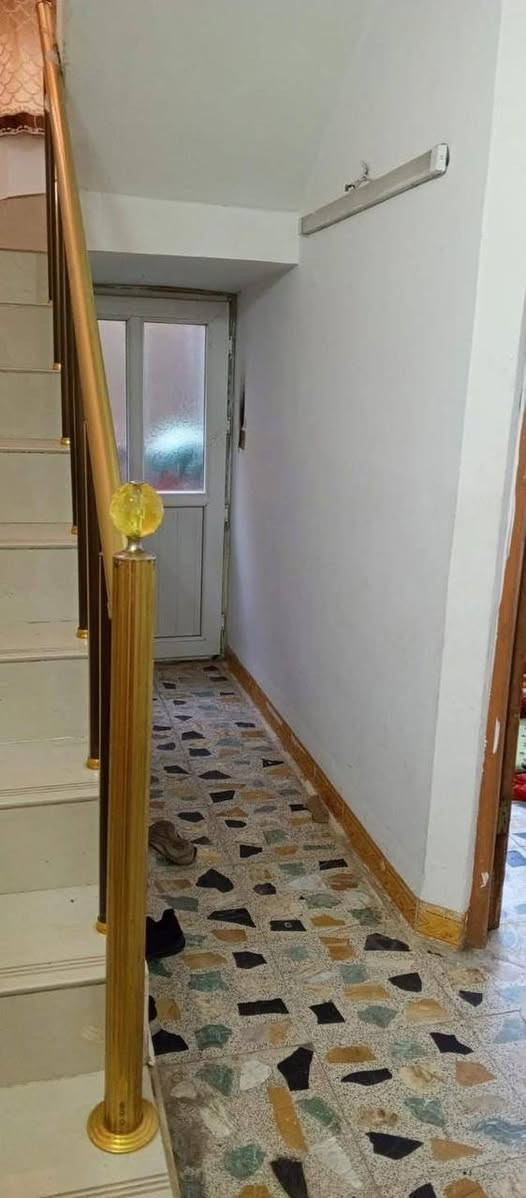 إعلان رقم ٥٨٥
دار للبيع  بيع مستعجل جداً والسعر مناسب جدا 
السعر ٢١٥ بيها مجال قليل 

طابو ملك  صرف بناء 2016  
الدار يحتوي على ١٠ غرف نوم 
موقع الدار الواسطي مطل على شارع عبد الرحمن خلف صيدليه الواسطي  منطقه هادئه جداً ونضيفه 
 مساحه الدار 218 متر 
الدار يتكون من ثلاث طوابق وكل طابق يشمل الصحيات 
الطابق الاول 
يتكون من ٣ غرف + مطبخ + وصحيات وترك عدد ثنين مع استقبال 
الطابق الثاني
 يتكون من ٤ غرف  واحده منهم تحتوي على بلكونه + صحيات وايضاً ترك 
الطابق الثالث
 يتكون من ٣ غرف مع سطح عدد ثنين + صحيات 
ويحتوي ايضاً على صحيات خارجيه + كراج للسيارات كبير ايضاً
الاستفسار اكثر الاتصال بالرقم الموبايل ***********
