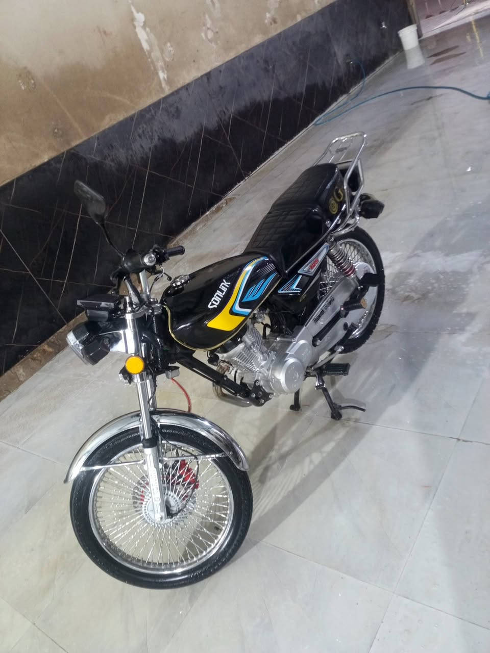 سونك 25 
هندر بدون سلف 
محرك 125
شاشه مكسوره 
مكفولة كفاله عامه ماعدة شاشه مكسوره 
كهربائيات كله شغاله فول
للبيع او مراوس 
اوراق أصولي 
*********** واتساب
