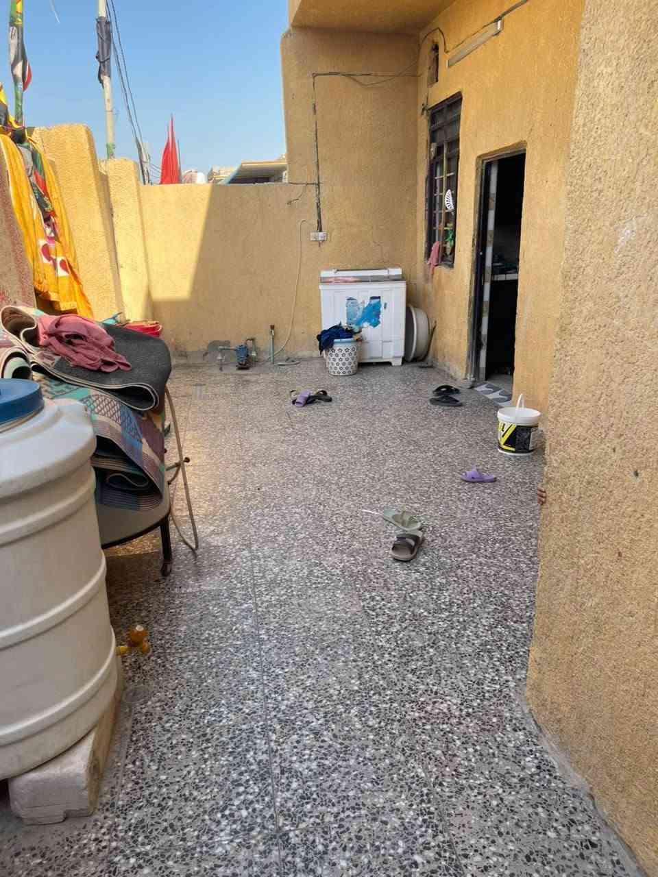 السلام عليكم بيت للبيع مساحه 150 متر كربلاء حي الرباب يبعد عن الامام 8 كيلو عقد زراعي منطقه كامله اكثر من الف بيت شارع تبليط ارصفه ماي مولد خط ذهبي كهرباء خطين بيت جاهز والي يريد تفاصيل ***********
