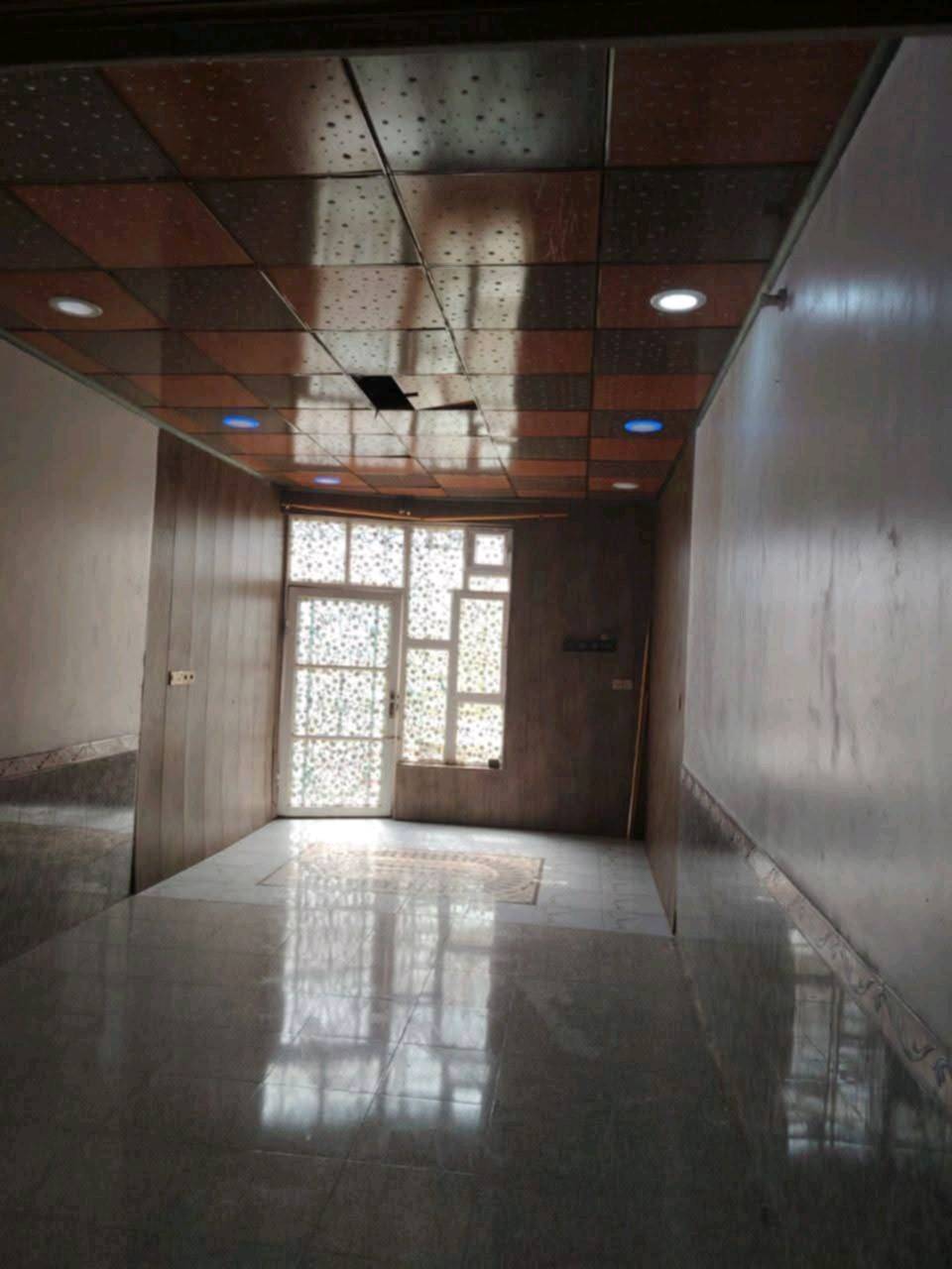 🛑 دار للإيجار

💰 سعر الإيجار: 400 ألف دينار شهريًا
⚠️ ملاحظة: يتم دفع إيجار أول ثلاثة أشهر مقدمًا.

📍 الموقع: النجف الأشرف – حي الميلاد
قرب سايدين ميلاد نصر
شارع الجنة – عمود 94
🚩 الدار واقعة على شارع الجنة مباشرة

📐 المساحة: 100 م²
🏠 الطابق: طابق ونصف

🔹 الطابق الأرضي:
غرفة – صالة – مطبخ – استقبال – صحيات داخلية – صحيات خارجية

🔹 الطابق الثاني:
غرفة – صالة – سطح

✨ مواصفات الدار:
بناء جديد ونظيف جدًا
سيراميك
سقوف ثانوية
سخان ماء
ماطور
عدد (2) تانكي ماء

🌟 مناسب للعوائل وموقع هادئ وقريب من الخدمات.

📞 للاستفسار:
***********
***********