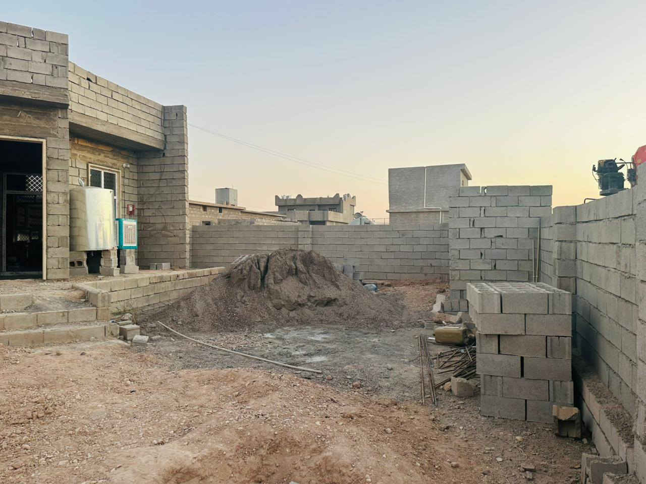 السلام عليكم دار للبيع زراعي المكان العلم روتانا مساحة القطعه 550 متر بناء 160 متر يتكون من غرفتين نوم مطبخ وهول وربعه وصحيات كراج جبير بيت ركن  على شارع 20 مواده كامله سيراميك بعده مو كامل من داخل للاستفسار على الرقم وحياكم الله *********** السعر 35 مليون بي مجال شي قليل سعر مكتوب كدامكم  بيت زراعي بيع مستعجل حيل شراي يتصل حياكم الله
