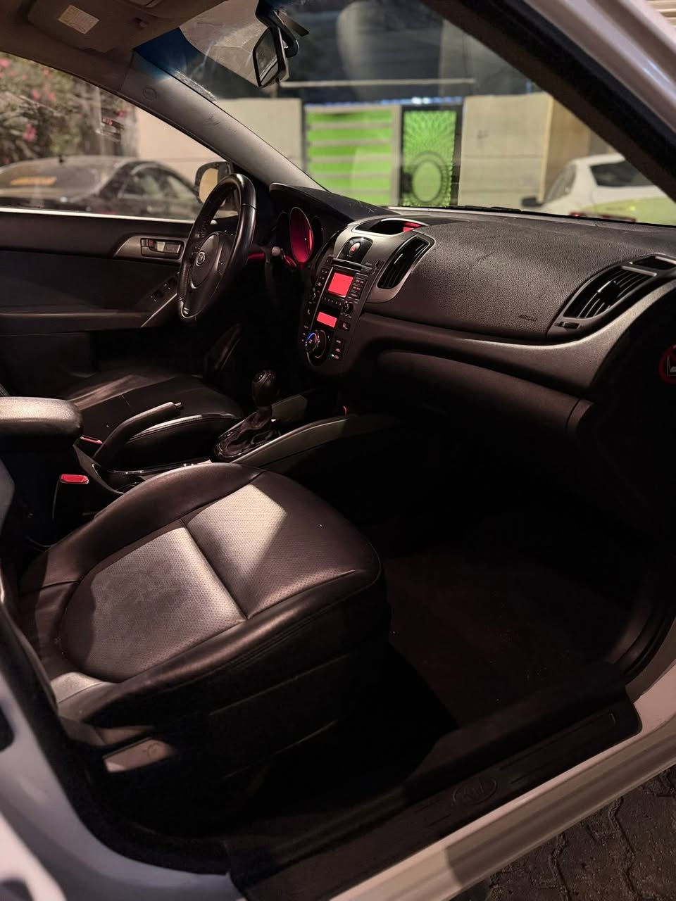 السلام عليكم 
سيارتو 2012 طك كارتون بعدها بريحة الوكاله 
بانزين بانزين كصه جنطه متومه ارقام وسنويه دخول هاي اليومين سياره جديده بجيس وجاهزه للاخير مابيها اي نقص
فول مواصفات عده الفتحه 
٣ بصمات كشنات جلد تدفئه وتبريد كشنات مواصفات كلش حلوه 
مكاني البصره القبله 
السعر والاستفسار اتصل وتدلل ***********
