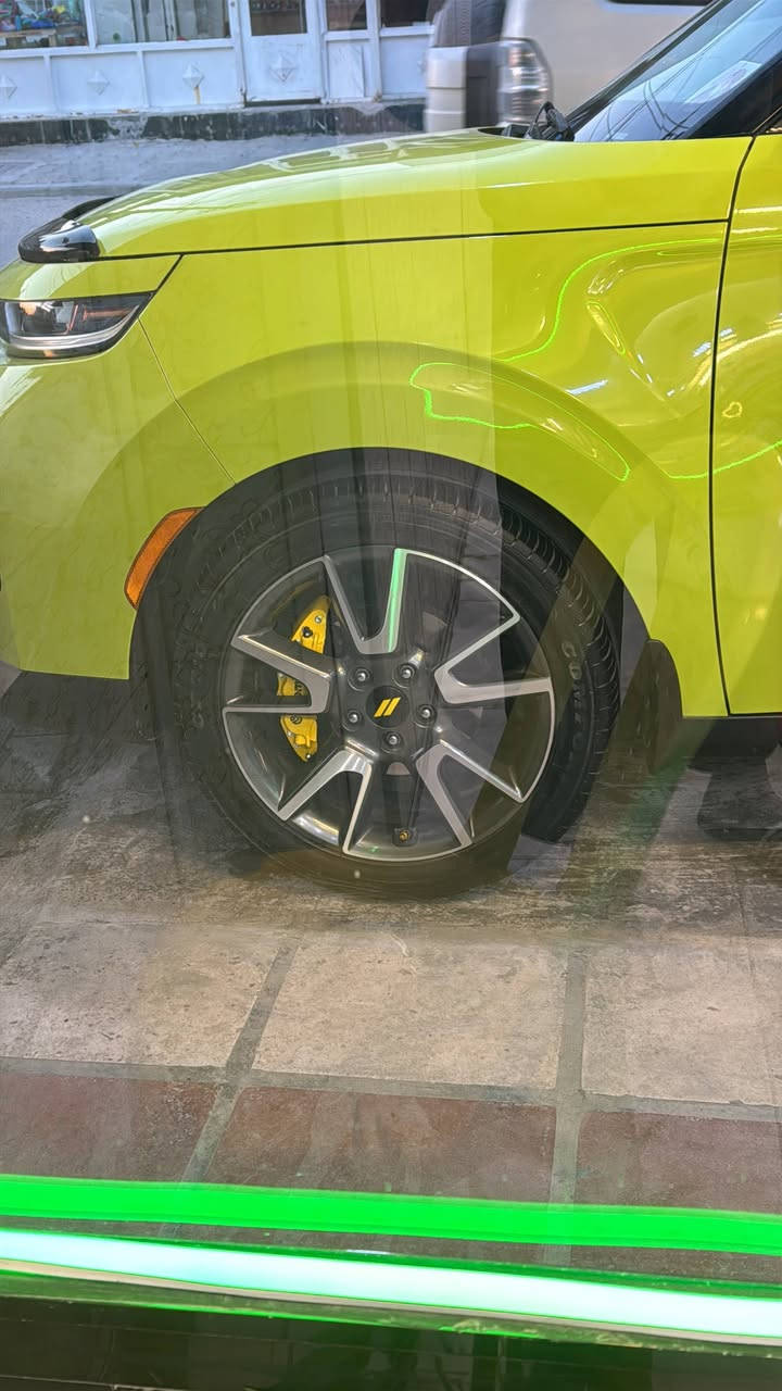 🌹 السلام عليكم ورحمة الله  وبركاته 🌹
Kia saul GTline  2020 1/1 
''المواصفات''
_جيتي لاين  أعلى فئة بالسول( لون مميز 🍏 فسفوري )
- فتحة  سقف  سلايد  رووف 
- ⁠بصمة 
- ⁠رادار أمامي وخلفي وجانبي 
- ⁠بريك أوتو 
- ⁠كراسي جلد كنتارا
- ⁠هـيتر  مقود ، هـيتر بالكراسي الأمامية 
- ⁠سستم صوت  من 🔟   سماعات  
- ⁠أنارة داخليه  مع  نشرة جميع  الألوان  بلادي
- ⁠شاحن لاسلكي ، منافذ usb، مع منفذ شحن سريع fast
- ⁠مرايه وسطيه أوتو دم مانعة للأنعكاس 
- ⁠انارة بگ لايت الخلفي فول LED
- ⁠لايت أمامي من 4️⃣   عدسات كهرباائي فول زنون عالي أوتو ، مع الأشارة والكشافات فول LED
- ⁠أشارة  بالمراية لكزز فول LED
- ⁠نظام ABs،مانع أنزلاق   ، نزول  منحدرات . 
- ⁠أطفاء ذاتي  عند  الأزدحام 
- ⁠تحكم  مقود  فول ، مع  قفل  سرعة  وتحديد  مسار    فول رياضي 
- ⁠ناقل  حركة  7️⃣  سرعات 
- ⁠محرك  2000 DOHC  المرغوب 
- ⁠شاشة  أبل كار بلي    بلادي  مع  نظام gbs 
- ⁠كامرتين  خلفيات  دوراة ، مع  كامرة للجزء  العلوي 
- ⁠ويل  كب   قياس 18 ، مع  طقم  تايرات  جديد  
- ⁠تبريد   شاشة  مع  مناخ   تحكم  منفصل  للسائق  والراكب   
- ⁠عدة  السيارة  مع  السبير  غير  مستخدمة علّى وضع  الشركة  
- ⁠السيارة ماشية  63 الف  ميل  
- ⁠سستم  أيرباك  فول   8️⃣ 
- ⁠" حادث  السيارة  ربع  دعامية أمامية  أيرباك  درگة  وراجع  سستم مع  دركة  جديدة  +  دعامية  راجعة  جديدة  أصلي  وكالة  بلون  السيارة  بدون  الصبغ  . 
- ⁠السيارة  مال  جناي  متصرف  عليها  ١٠٠٠ دينار  .
- ⁠رقم  بغداد  مشروع  وطني  بأسمي   تحويل  بأي  محافظة  يصير  نقل  الملكية 
- ⁠سنوية  نافذة لغاية 2028 
- ⁠أستفسار  على  الرقم 
- ⁠*********** مرتضى الكعبي
- ⁠مكان  السيارة  النجف  الأشرف  🌹أتصال فقط غير متوفر مسنجر  ،
