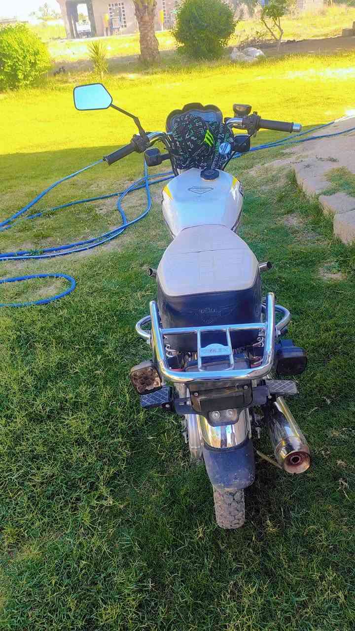 سلام عليكم دراجه للبيع موديل 25دراجه  اخت الزيرو ماشيه 14km دراجه كامله مكمله حجم المحرك 200cc اوراق اصولي منفيس وورقة شركه  سعرها 750بيها مجال  الشراي يتصل ويدلل ***********
