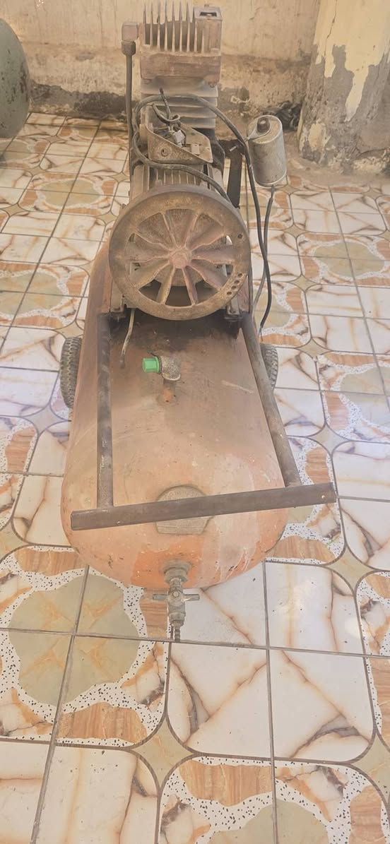 كنبريسر للبيع حجم ١٠٠ صناعه إيطالي السعر ١٥٠ الشراي يجي خاص او ينتصل عله الرقم ***********العنوان حله حلة, بابل
