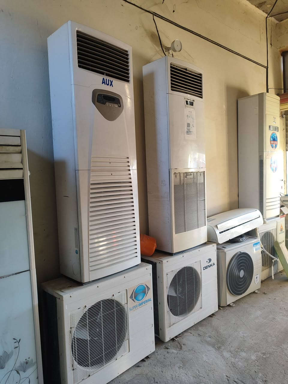 السلام عليكم
سبالت 3طن فوول نضافه 
كامل ملحقاتهن 
سبالت جداري 2طن ميديا والحافظ  كري
متوفر صيانه كافه اجهزه التبريد 
متوفر قطع غيار اصليه 
العنوان الحديد المدخل الاول 
***********
