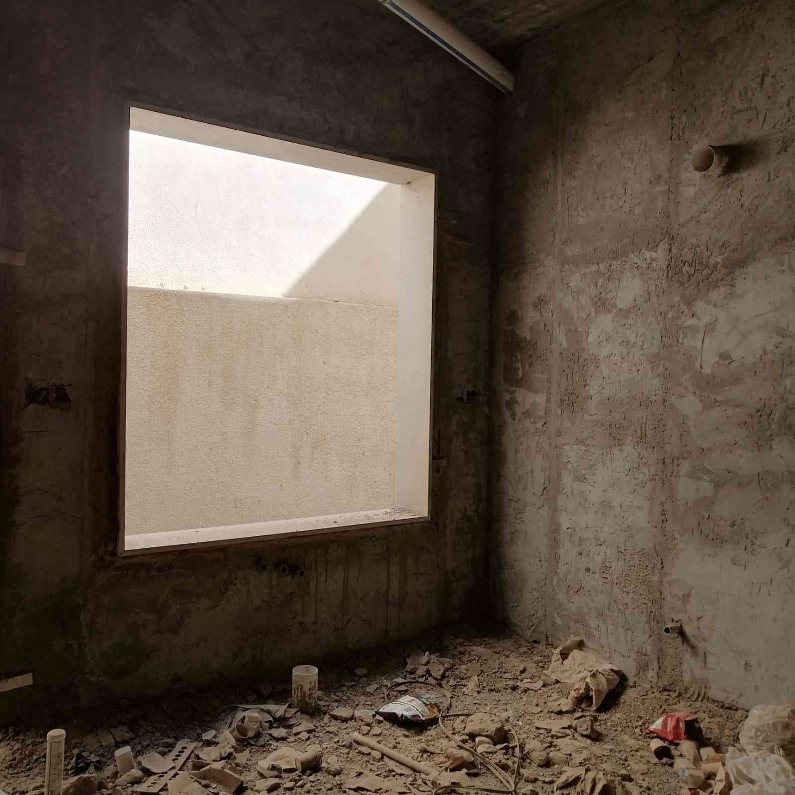 دار للبيع في مجمع Golden Villas خلف مجمع بيتي
دار جديد بناء حديث مساحة ٢٠٠ متر طابقين مقابل حديقة ومتنزه يتكون من ٣ غرف نوم كبيرة وهول ومطبخ و ٤ مجموعات صحية وحمامات وگراج وحديقة بناء وتعديل مكتب هندسي تغليف واجهة مرمر سطح طابقين شتايگر وفوم أساس رفت وبادلو بارتفاع ٤٠ سم خلاطات وحمامات دفن وتعليق ماركة Grohe... المجمع متكامل الخدمات من شوارع تبليط وأرصفة ومجاري وانارة... . المتبقي البياض وسيراميك الارضيات والابواب الداخلية.. السعر الملوب ١٣٥ مليون دينار... لاتصال ***********
