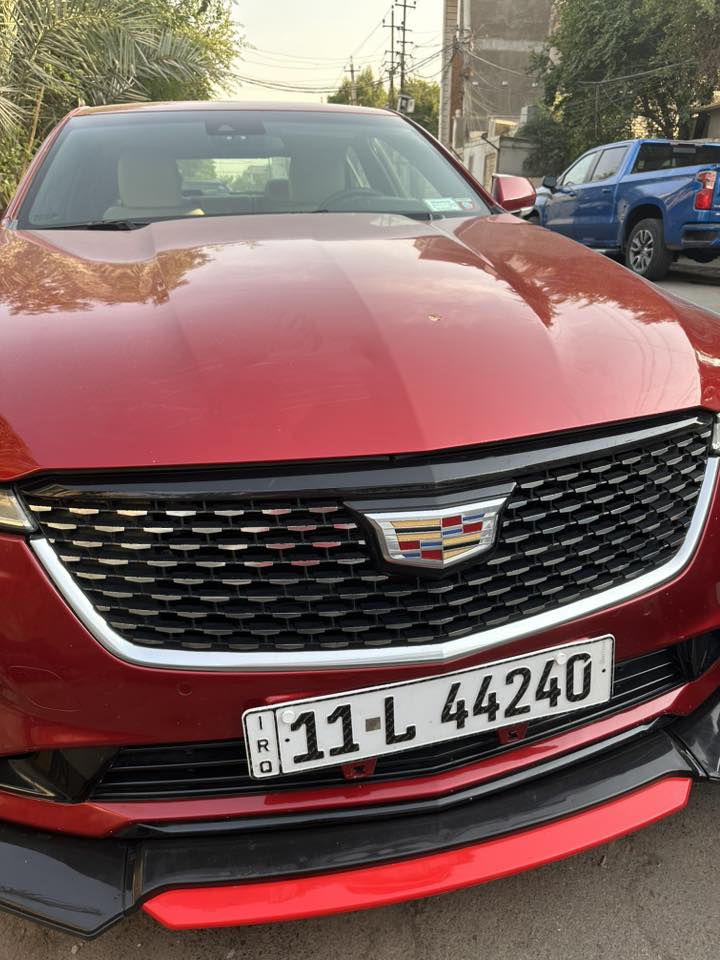 ‏ct4
مديل 2022 
السعر 22 ونص وبيها مجال
او مراوس بكامري
***********
1. 2.0 لتر Twin-Scroll Turbo
 • قوة: 237 حصان
 • عزم: 258 lb-ft (~350 نيوتن·م)
 • ناقل حركة: 8 سرعات أوتوماتيكي
 • نظام الدفع: RWD (دفع خلفي) أو AWD (دفع كلي)
 • استهلاك الوقود: ≈ 23 مدينة / 34 طريق (RWD)  ￼
 • شاشة لمس 8 بوصة Cadillac User Experience (CUE)  ￼
 • دعم Apple CarPlay و Android Auto (لاسلكيًا أو سلكيًا)  ￼
 • نظام صوتي قياسي + إمكانية ترقية نظام Bose
 • نقاط USB و بلوتوث و Wi-Fi Hotspot  ￼
 • إعدادات شخصية للسائق، ترفيه متقدم، وأحيانًا نظام ملاحة اختياري  ￼

 • تعليق مستقل 4 عجلات
 • مثبت سرعة
 • نظام قيادة ديناميكي بتحكم في وضعيات القيادة 

⸻

🪑 الراحة و الداخلية
 • مقاعد أمامية قابلة لتعديل كهربائي
 • تكييف هواء ثنائي المناطق
 • شحن لاسلكي للهواتف في بعض الإصدارات
 • فتح/قفل بدون مفتاح Keyless entry
 • إضاءة داخلية LED
 • خامات داخلية فاخرة حسب الفئ

⸻

🛡️ السلامة و مساعدات السائق

🚘 ميزات أمان قياسية أو متوفرة:
 • فرامل تلقائية للطوارئ مع كشف المشاة
 • تحذير التصادم الأمامي
 • نظام تثبيت السرعة التفاعلي Adaptive Cruise Control
 • مساعد الحفاظ على المسار
 • تحذير النقطة العمياء
 • كاميرا خلفية + حساسات ركن

 • Teen Driver system للتحكم في السائقين الجدد
