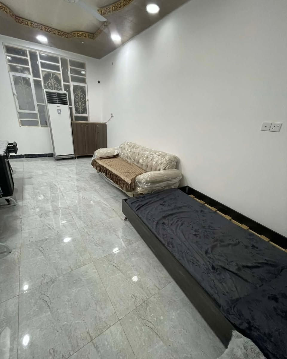 ⚠️السلام عليكم ورحمة الله وبركاتة ⚠️ 
💢 (دارللبيع)🏘
🏩 منطقة ٣٦
مساحه:- ١٢٥متر 
يتكون:- من غرفه وصاله ومطبخ واستقبال وصحيات داخليه وخارجيه 
الطابق الثاني:-غرفه فقط 
ملاحظه(لاتنسى لايك والمتابعه )
💲لمعرفة تفاصيل او السعر علق (تم)تصلك رسالة بكافة التفاصيل
🔷للاستفسار الاتصال على 
*********** ☎️ 
*********** ☎️ 
*********** 
💢مكتب الحداثة للعقارات والتوسط العقاري 

📌عنوان المكتب : #السماوة حي الصدر شارع النادي الرياضي مجاور  شركة نقليات الوسيط قرب  مطعم الخليج 
▪️https://maps.app.goo.gl/vFx5TztZpnyBGpSv7▪️ 

✅نستقبل جميع العروض والطلبات العقارية ✅
