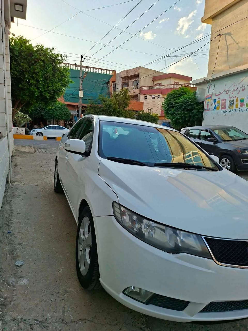 Kia cerato 2010 کیا سیراتۆ
سپی هەیکەی زۆر جوانە 
نیوو بۆنیتی بۆیاغە یەک دوو شختی بچوکی هەیە لە قەدی 
سەنەوی دوو ساڵی ماوە بەسەر چێ
گێر و مەکینە و بەناوکردنی  بە شەرت 
رەقەمی خاوەنی
*********** كويسينجاك, أربيل
