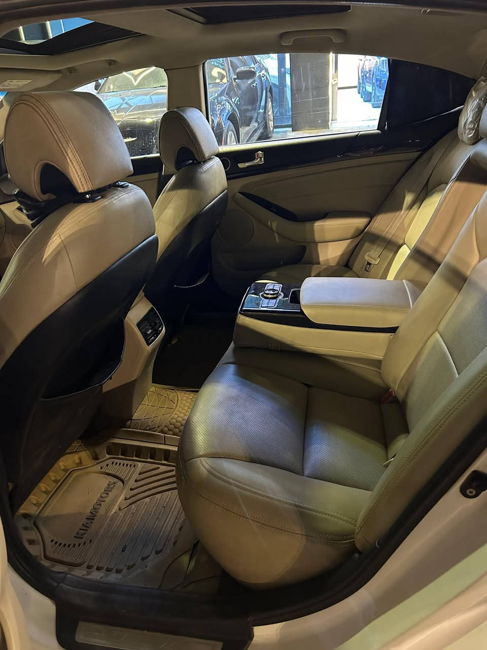 السلام عليكم
كيا كادتنزا 2014 خليجي 
الصبغ: ابيع داير ولاكن بيها بيبان ثنين
المواصفات: 1/1 فول ملكي داخل ابيض 
شاشه حجم كبير كار بلادي اصليه
محرك 3500 محرك كير جيد جداً 
رقم بصره الدولي الجديد السياره بأسمي ثاني يوم تحويل وسنويه جديده هزه جديده
السعر/ 115
للاستفسار/ *********** بي واتساب متواجد بي
