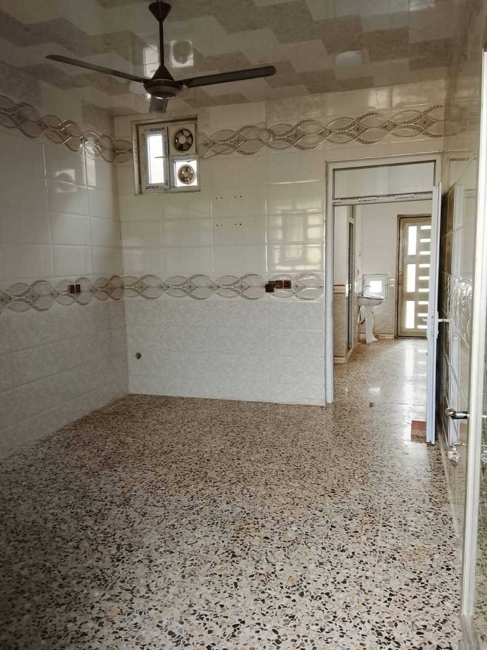 مشتمل طابق ثاني للإيجار 🏠
📍 الموقع: حي الأساتذة – مقابل المدارس
📐 المساحة: 160 متر
🔹 يتكون من:
غرفة نوم
صالة
استقبال
مطبخ
حمام
سطح
💰 سعر الإيجار: 300 ألف

📞 للاستفسار: ***********
