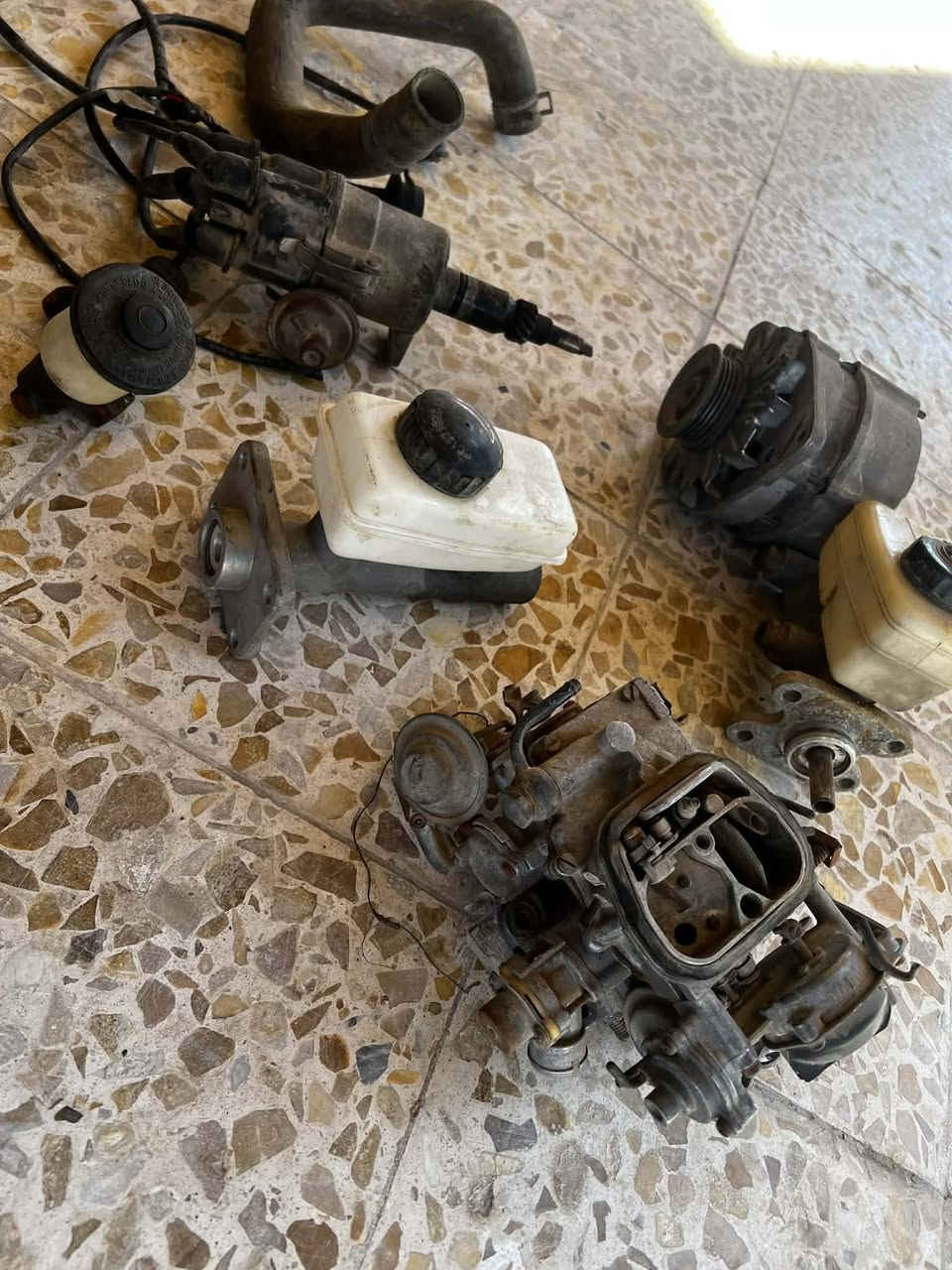 اغراض بيكم تيوتا قديم للبيع كلهن شغالات مكان بغداد قيم السعر واخذ  اتصل على الرقم ***********
