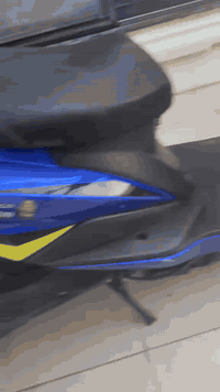 السلام عليكم دراجه شحن للبيع الدراجة كامل مواصفات مكفولة كفالة عامة فقط شخوط في الكفرات كما موضح في الفيديو الدراجة ماشية 3500 سعر الدراجة 800 الف وبيه مجال 
رقم الهاتف *********** بي واتساب
