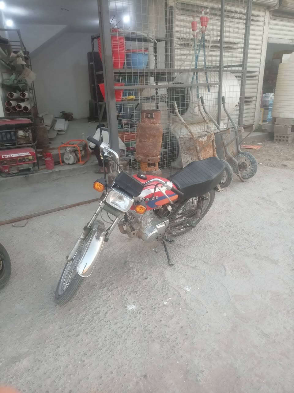 سلام عليكم دراجه موديل 21 اصولي كلشي شغال بس كهربايات واكفه من الباتر السعر450 رقمي***********
