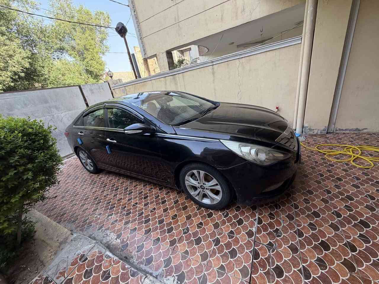 السلام عليكم 
سوناتا ٢٠١١ اللون اسود 
نوع المحرك ٢٠٠٠ تيربو 
فول مواصفات 
فتحه سقف 
بصمه 
تبريد شغال 
رقم بغداد انكليزي 
كهربائيات شغاله بالكامل 
تحويل مباشر 
الضرر بنيد وجاملغ تبديل مع صبغ نصف الباب الخلفي 

السعر ٨٥ ورقه 
مكان السياره بالحله 
***********
