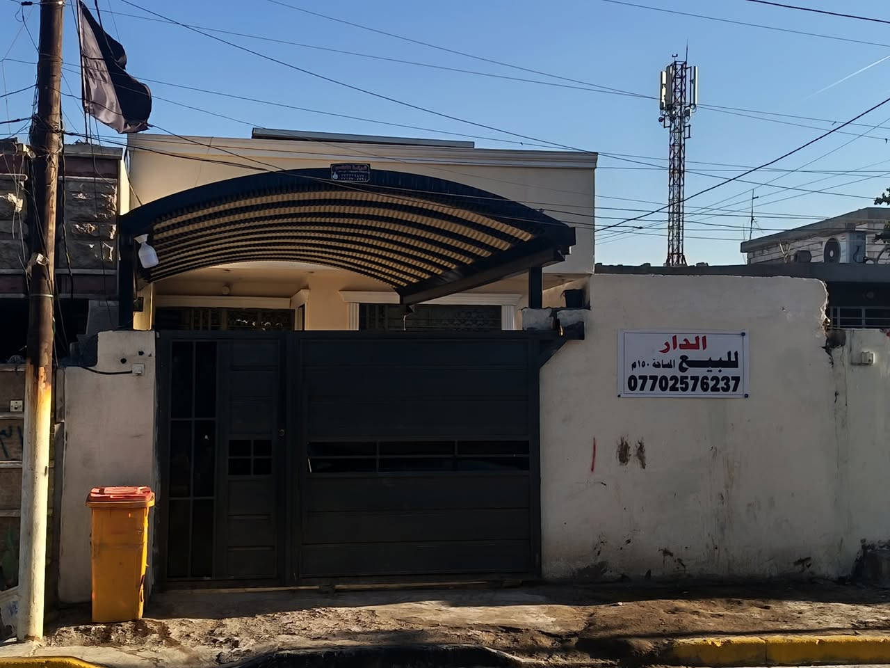 السلام عليكم بيت للبيع فقط مساحته 150م البيت مجاري ماء كهرباء تبليط كامله غرفتين نوم صاله مطبخ منور حمام ترك استقبال حديقه طرمه البيت كامل بناء حديث 2025 السعر 90وبي مجال العنوان بغداد جسر ديالى القديم شارع سيد مجيد *********** رجاء مامتواجد خاص
