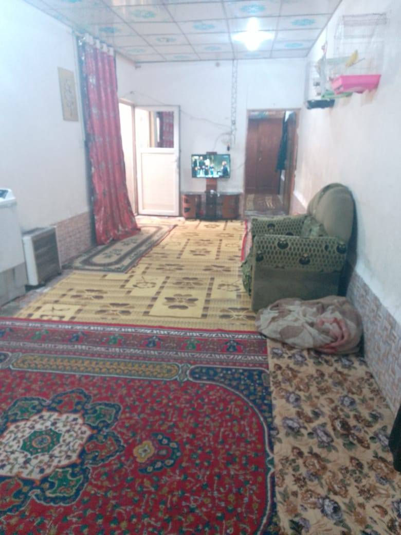 منزل 130 متر عمود 141 خلف شارع ياحسين تفاصيل البناء غرفه نوم 5 في 4 الصاله 10 في 6 المطبخ بسيط  الستقبال 8 في 4ونص البناء بلوك اربيل السقف عكاده فرممستون مصبوب الوجه 6 في 20 حمامات داخليله وخاريجي الاساس طابوك جمهوري السعر 40 البي الزراعي مسافه 50 متر عالشارع مال زوار ***********
