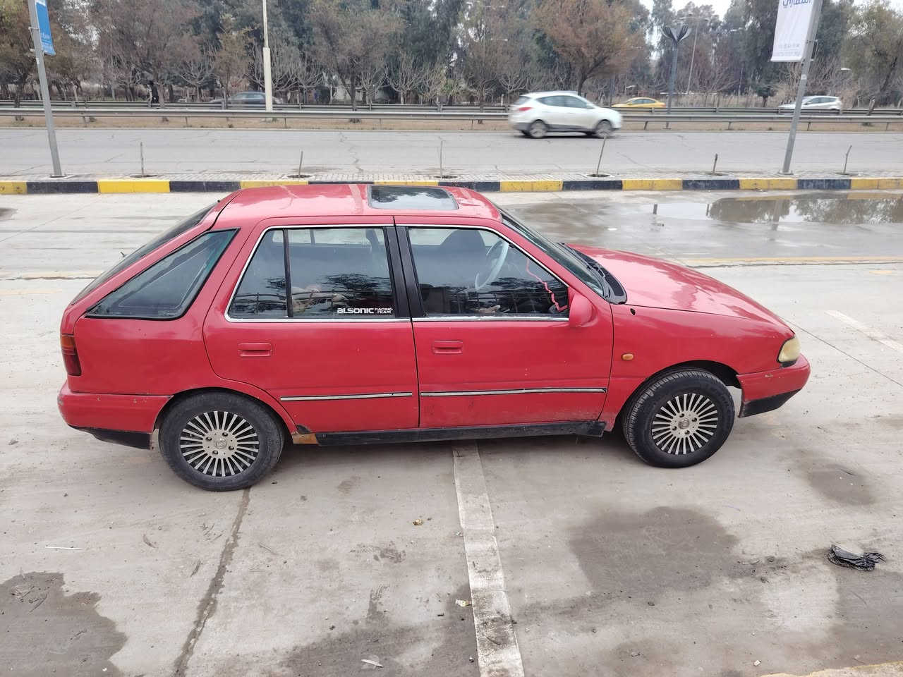 هونداي
رقم انكليزي بأسمي اني الشرعي
بدون ضرر بدون خيسان سياره جاهزه
محرك بروتون اصلي من الشركه بس بي نفخ
سلايت جامات كهرب گيجات كلها شغاله
كابون بانزين 
سعرها 26 وبيها مجال 

***********
***********
